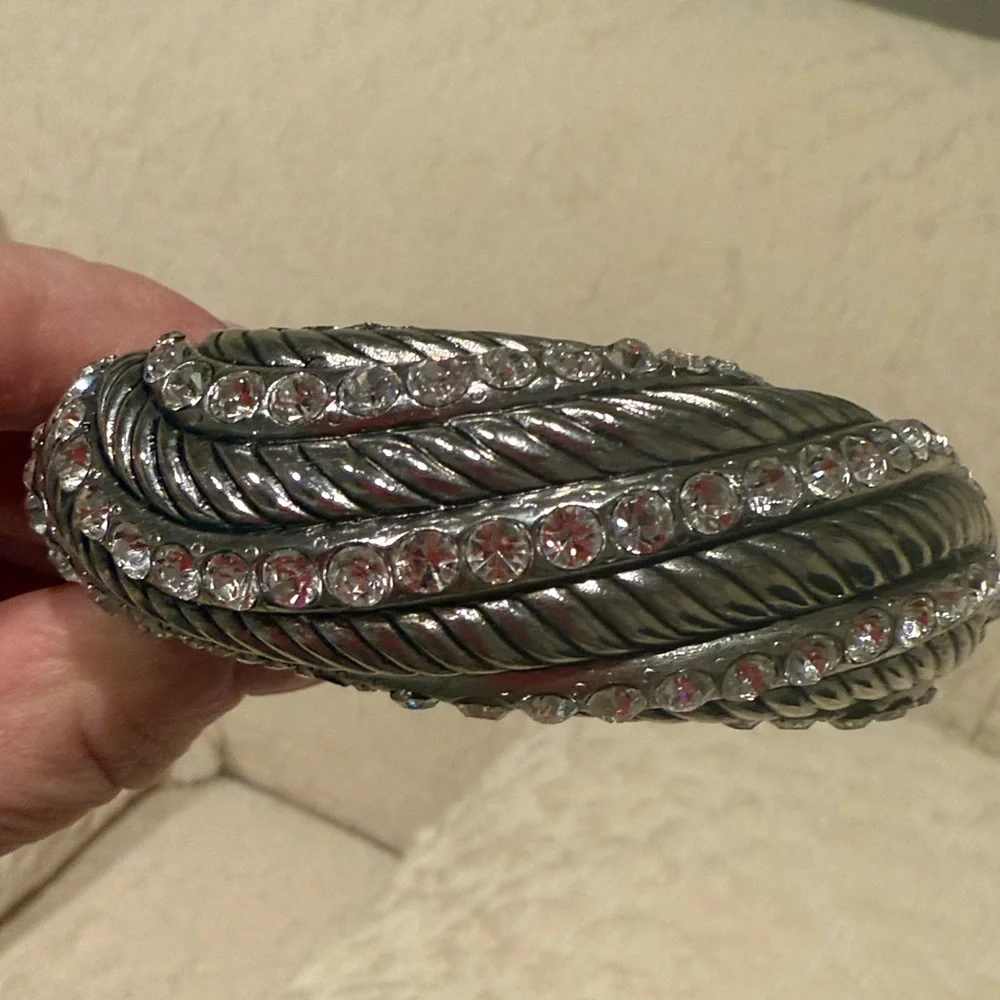 Cache stylish silver